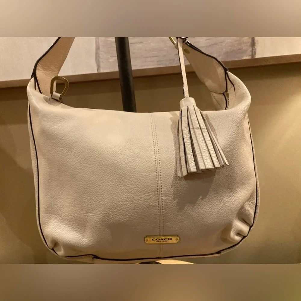 Coach‎ Avery Hobo Shoulder  Leather Bag In Bone(ivory Off White) F23960 Mint